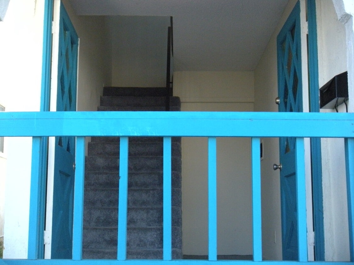 Entry - 128 Marine Ave
