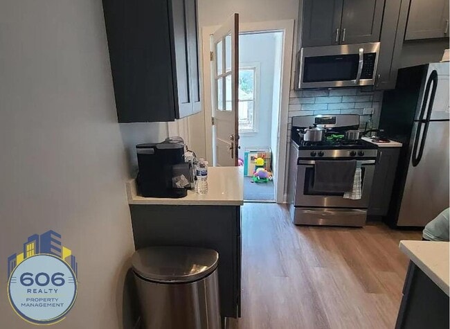 Building Photo - Jumbo 3 bed 2 bath in Jefferson Park!
