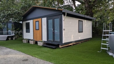 Building Photo - 5511 Woodland Ln