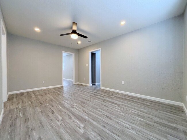 Building Photo - 1414 E 61st St