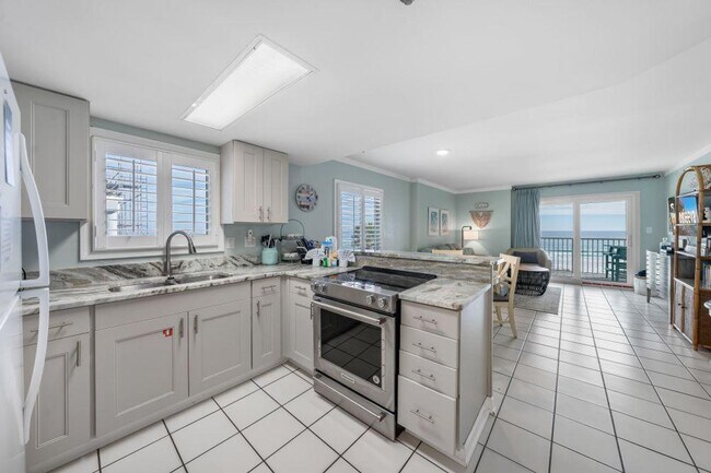 Building Photo - 517 E Beach Blvd