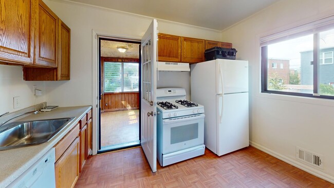 Foto del edificio - Takoma Park Three Bedroom Available Now W/...