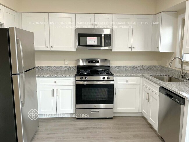 Foto del edificio - 2218 Jasmine Dr