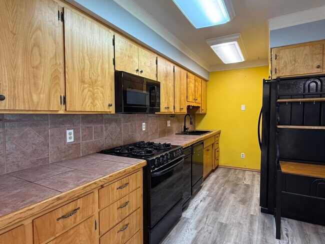 Foto del edificio - 2 Bed 1.5 Bath Home In Spokane With A Shop!