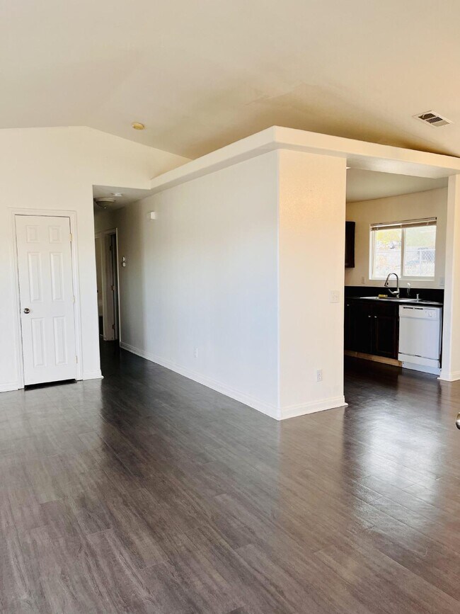 Building Photo - 4 Bedroom, 2 Bath Home with Attached Garag...