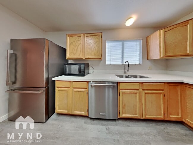 Building Photo - 634 N Quartz St