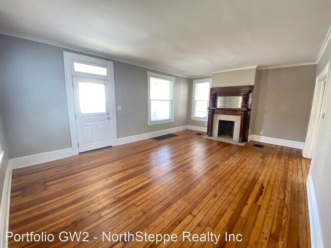 Building Photo - 1096 Summit St