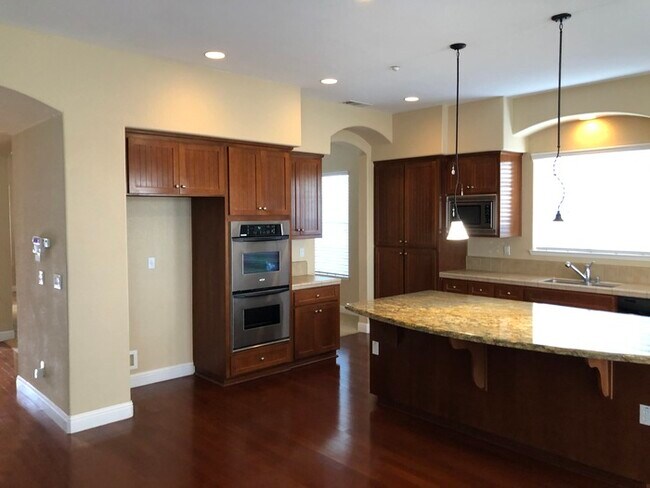 Building Photo - Awesome Lathrop Large 5 Bedroom Home