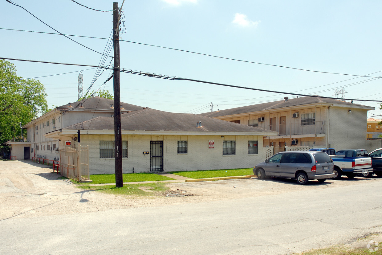Primary Photo - Oakland Plaza Apartments