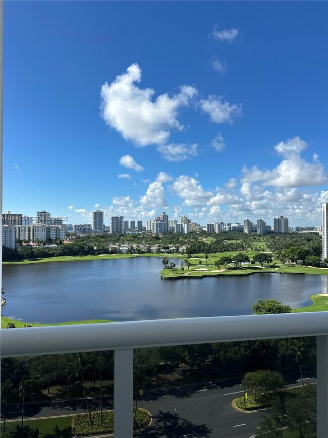 Foto del edificio - 3675 N Country Club Dr