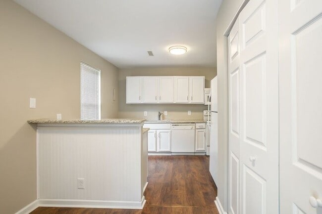 Building Photo - 1221 Villa Ln