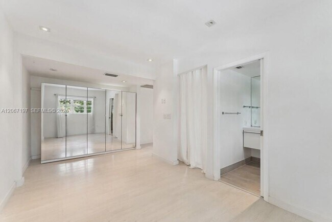 Foto del edificio - 4812 Pine Tree Dr