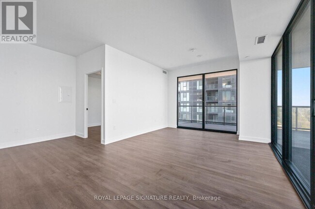 Photo du bâtiment - 2075 Lakeshore Rd.