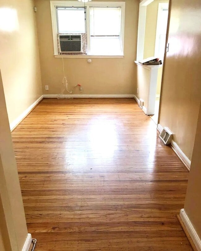 Building Photo - Gorgeous 3-Bedroom Townhome in East Oak La...