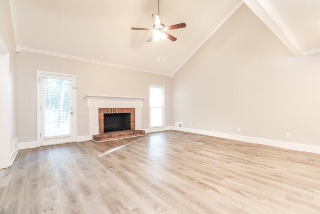 Building Photo - 3222 Lindas Cir SE