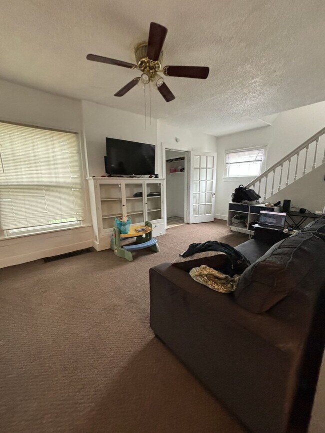 Building Photo - Spacious 3 bedroom, 1 bathroom House