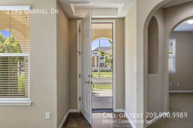 Building Photo - 2391 Gabriel Dr