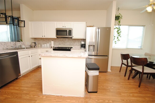Foto del edificio - 6363 Provident Green Dr