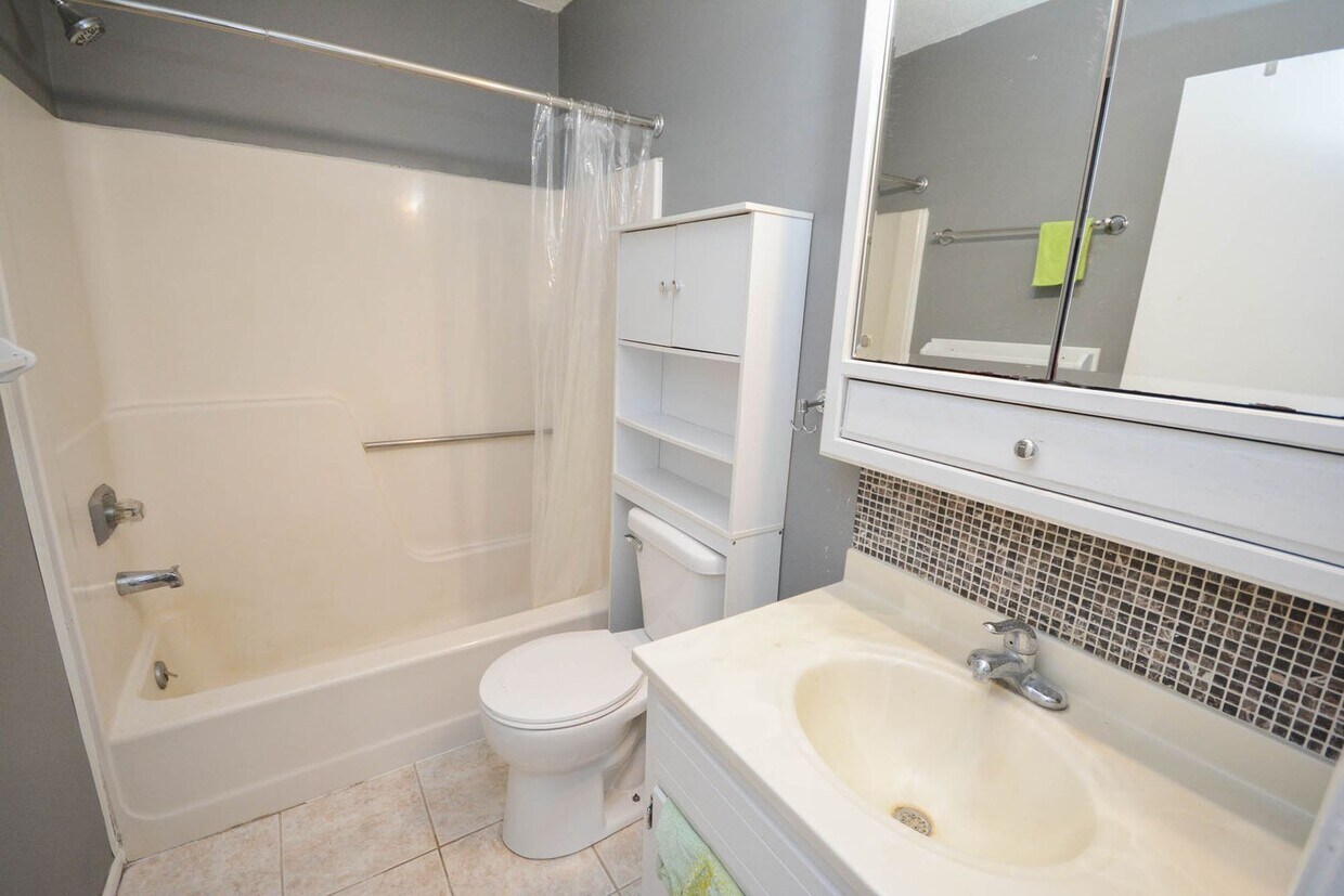 Primary Photo - 3 levels of townhouse living in great NW l...