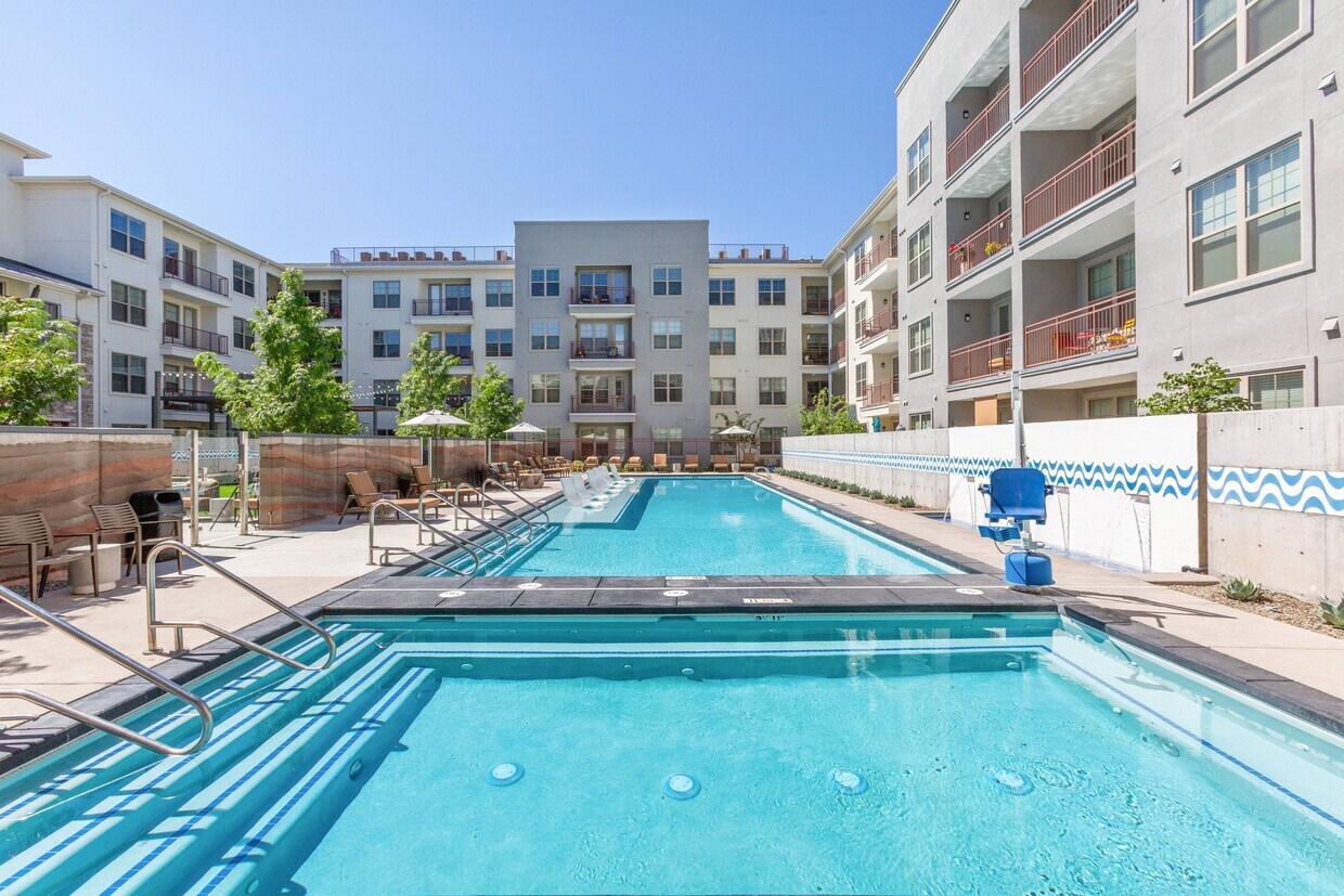 Piscina estilo centro turístico - Overture Albuquerque 55+ Active Adult Apartment Homes