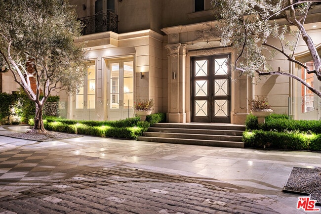 Building Photo - 718 N Rodeo Dr