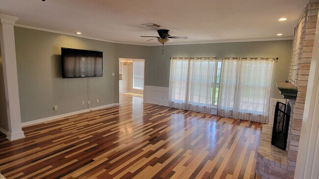 Building Photo - Coming Soon!!  3/2/2 - Fireplace - Private Yard with great back views