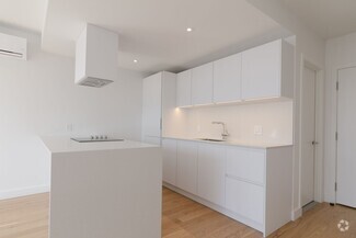 Building Photo - 3010 Av. Van Horne