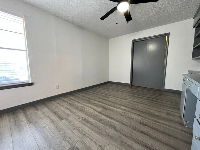 Foto del edificio - 2526 Louise St