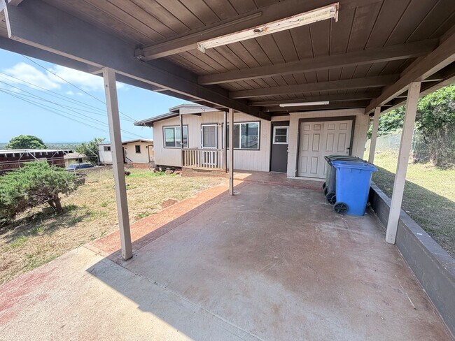 Foto del edificio - 3 Bedroom 1.5 Bathroom Single Family House Makakilo Home with Yard & Cool Breezes!