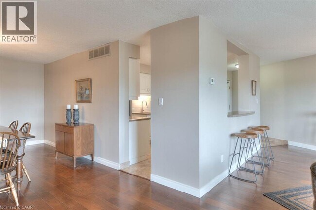 Building Photo - 250 Glenridge Dr