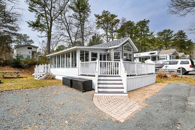 Foto del edificio - 185 Cotuit Rd
