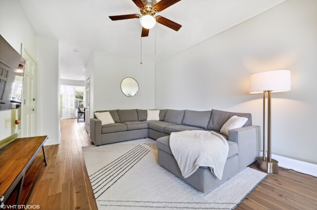 Foto del edificio - 3227 W Warner Ave