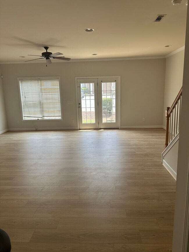Foto del edificio - Beautiful townhome located minutes from Ch...