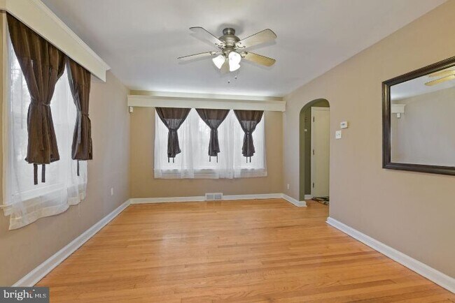 Building Photo - 13 E Rd