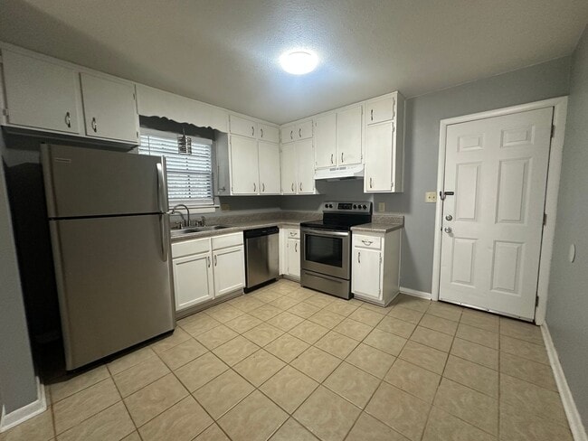 Photo - EASTSIDE PET FRIENDLY duplex in Brewster Estates avail now! Apartment