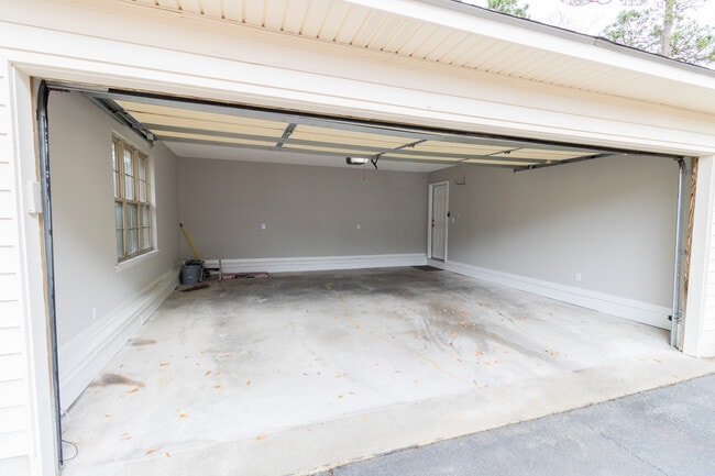 Building Photo - 104 Green Tree Ct