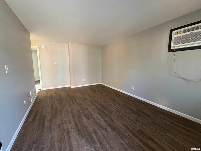 Building Photo - 140 W Bluff St