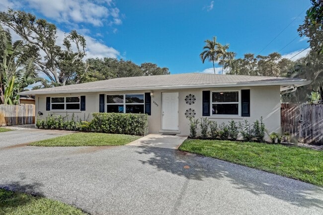 Building Photo - 2545 Venice Dr