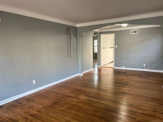 Building Photo - "HURRY HOME TO THIS BEAUTIFUL RED DOOR, BR...