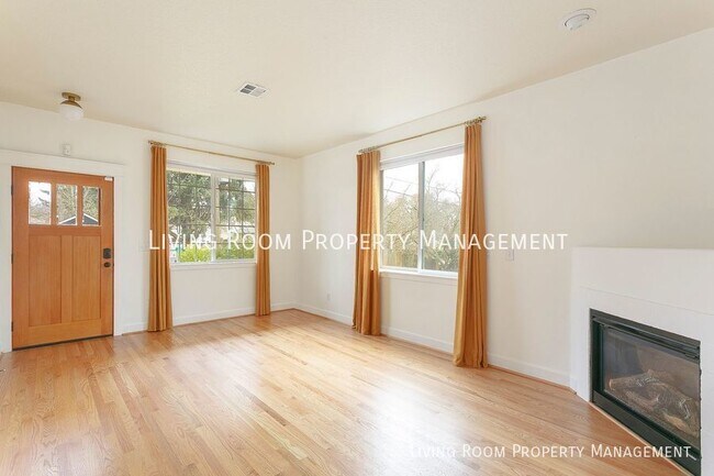 Foto del edificio - Stunning Montavilla Townhome With Newly Re...