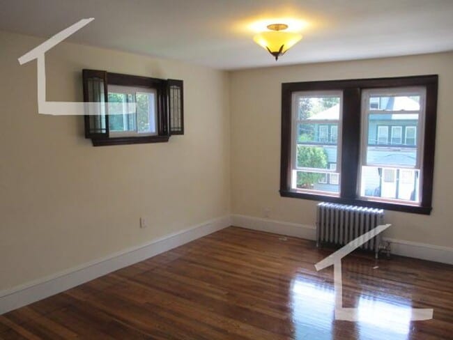 Building Photo - No Brokers Fee, No Security Deposit, Pets friendly, backyard, Eat-in Kitchen