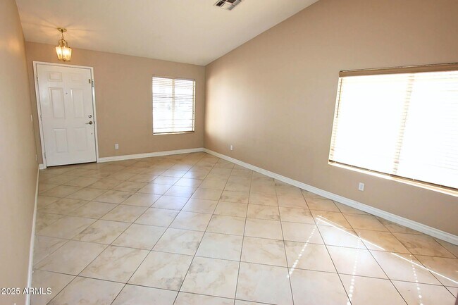 Foto del edificio - 16060 W Desert Bloom St