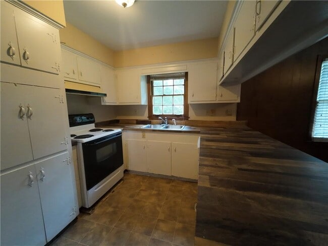 Building Photo - 5209 Maudelayne Dr N