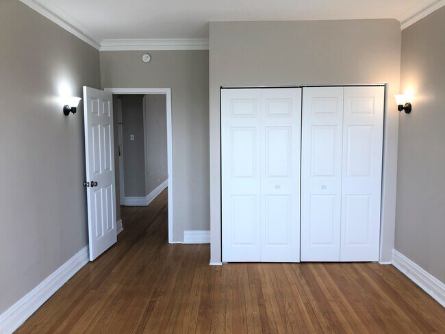 Building Photo - 436 S Maple Ave