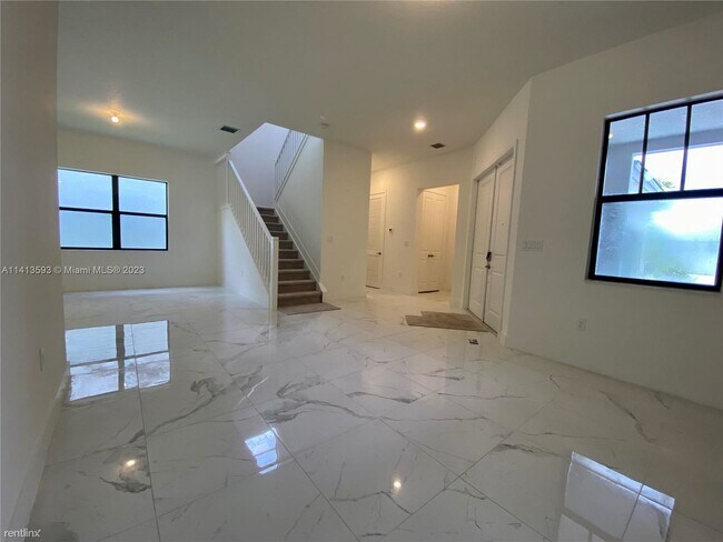Foto del edificio - 5 br, 4.5 bath House - 17552 SW 46th St