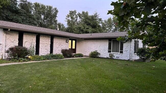 Building Photo - 11405 Central Dr W