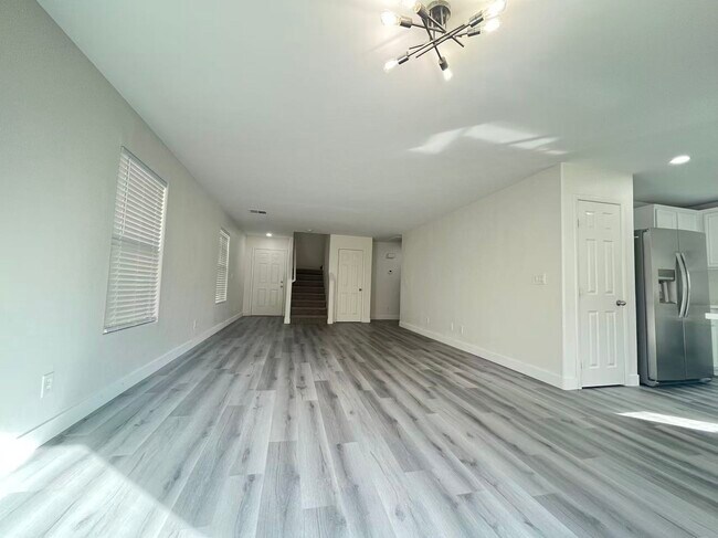 Building Photo - 6339 W Silver Ribbon Ct