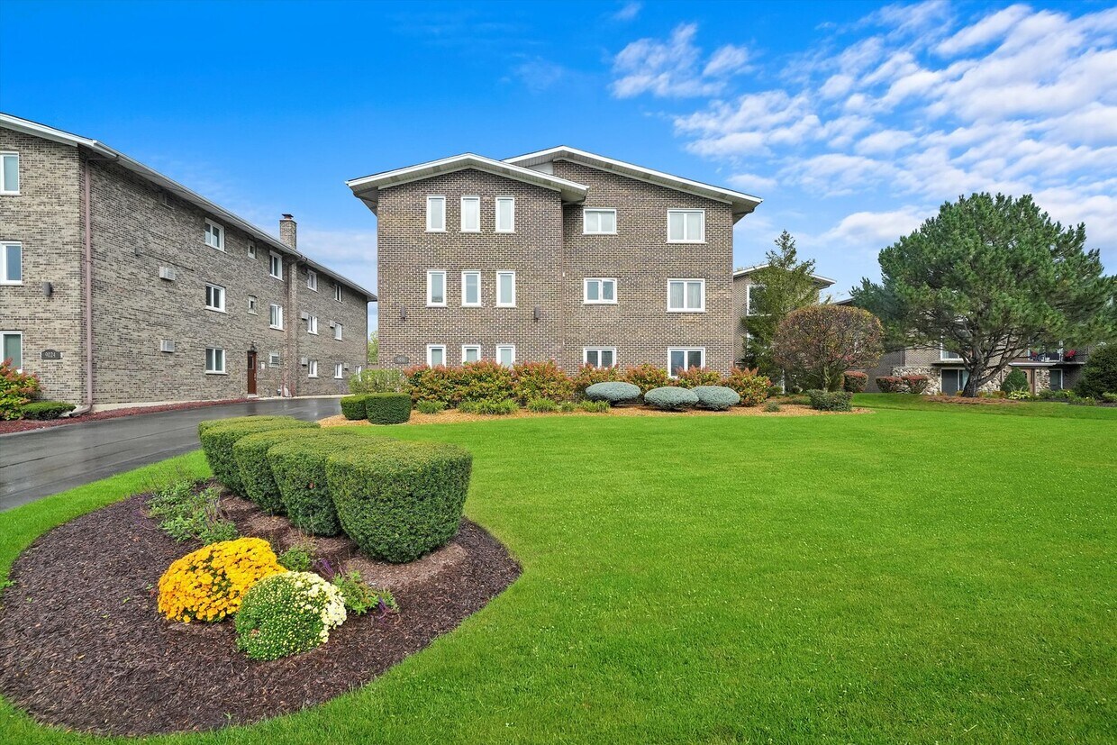 Foto principal - 9016 W 140th St