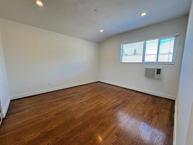 Building Photo - Spacious Top Floor 1 Bedroom in West Holly...