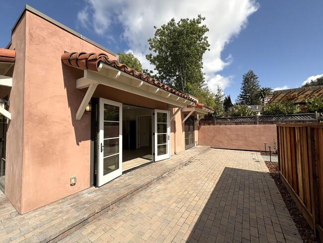 Building Photo - Newly Remodeled Cottage in Crescent Park A...